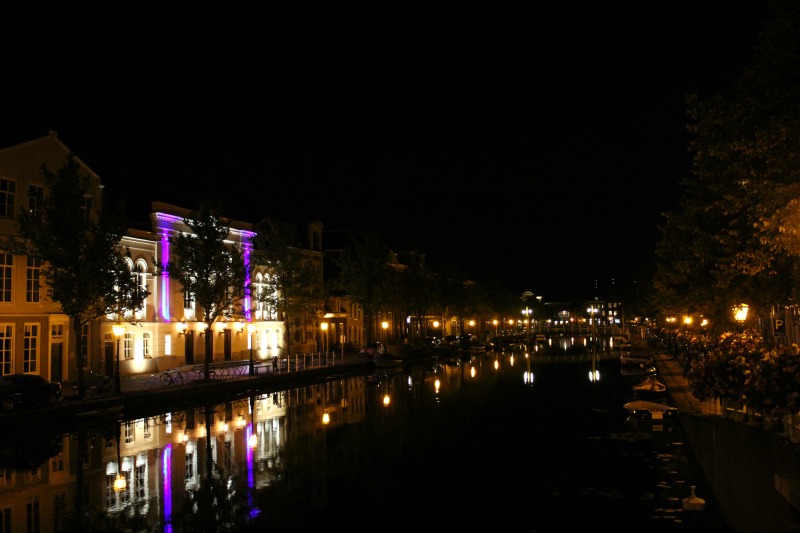leiden canal at night